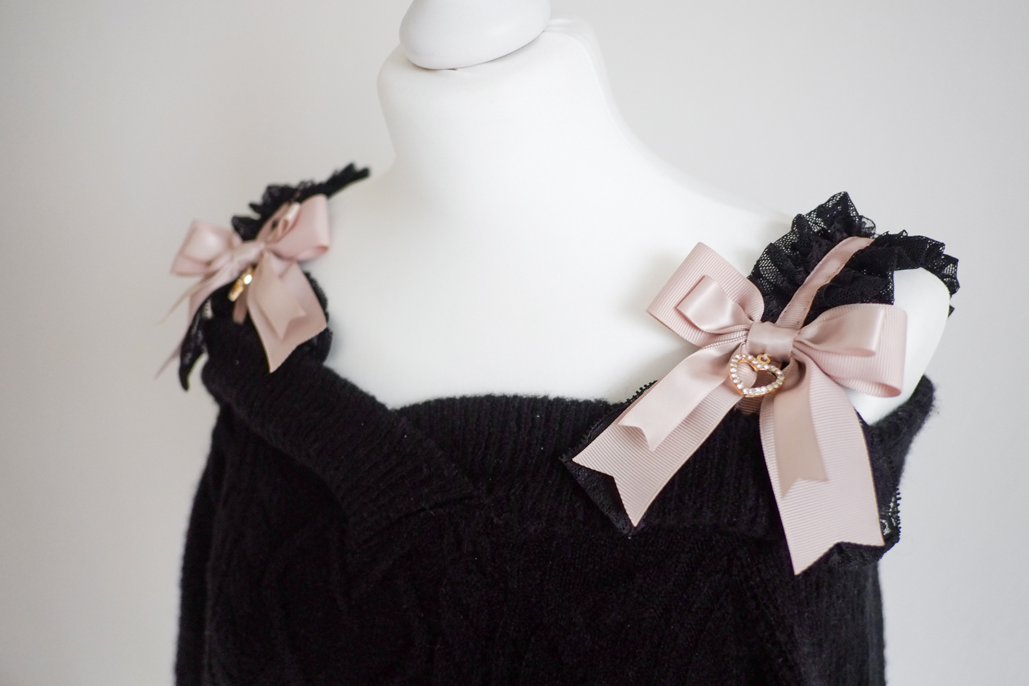 Liz Lisa Winter 2020: Frill Strap Off-Shoulder Knit – ribbons